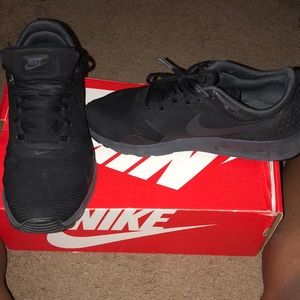 Black Nike Air Max Tavas